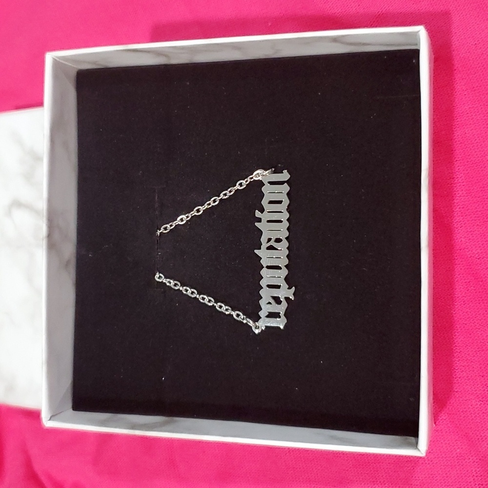 NWOT "Reputation" Necklace
